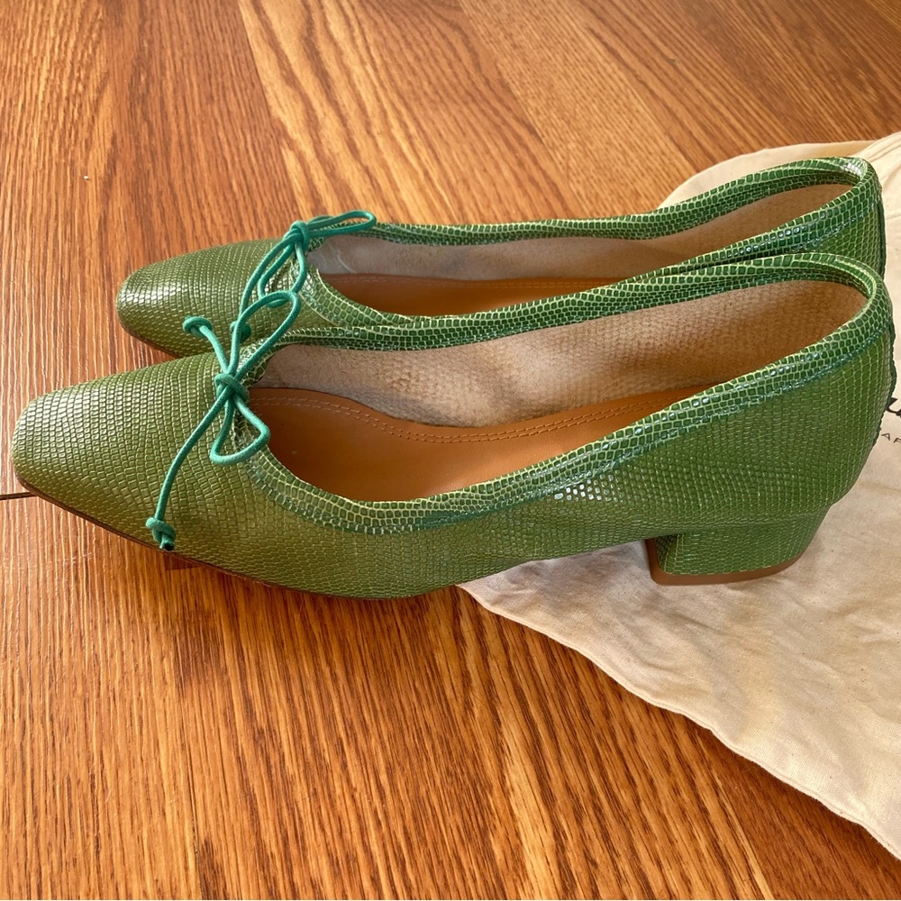 About Arianne Mina Leaf View 4